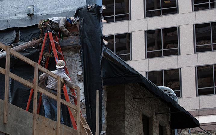 A worker helps with construction of a building in Austin. Photo by Callie Richmond.